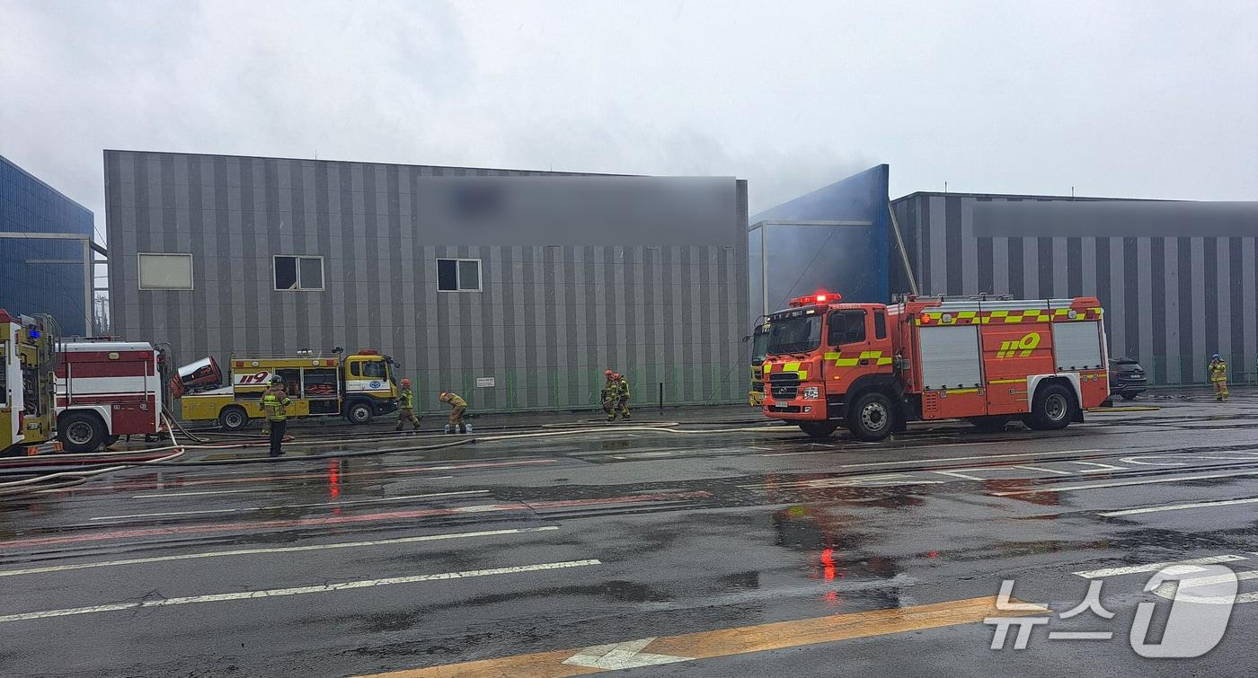 16일 오전 8시30분쯤 경북 포항시 남구 대송면 동국제강에서 원인을 알 수 없는 불이 났다. 불은 에너지 저장장치인 ESS 모듈에서 발생한 것으로 전해졌다. (독자 제공, 재판매 및 DB금지) 2025.6.16/뉴스1 ⓒ News1 최창호 기자 