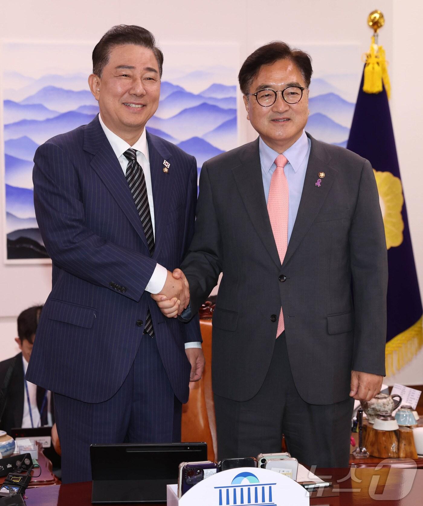 본문 이미지 - 우원식 국회의장과 김병기 더불어민주당 신임 원내대표가 16일 오전 서울 여의도 국회의장실에서 악수하고 있다. (공동취재) 2025.6.16/뉴스1 ⓒ News1 김민지 기자