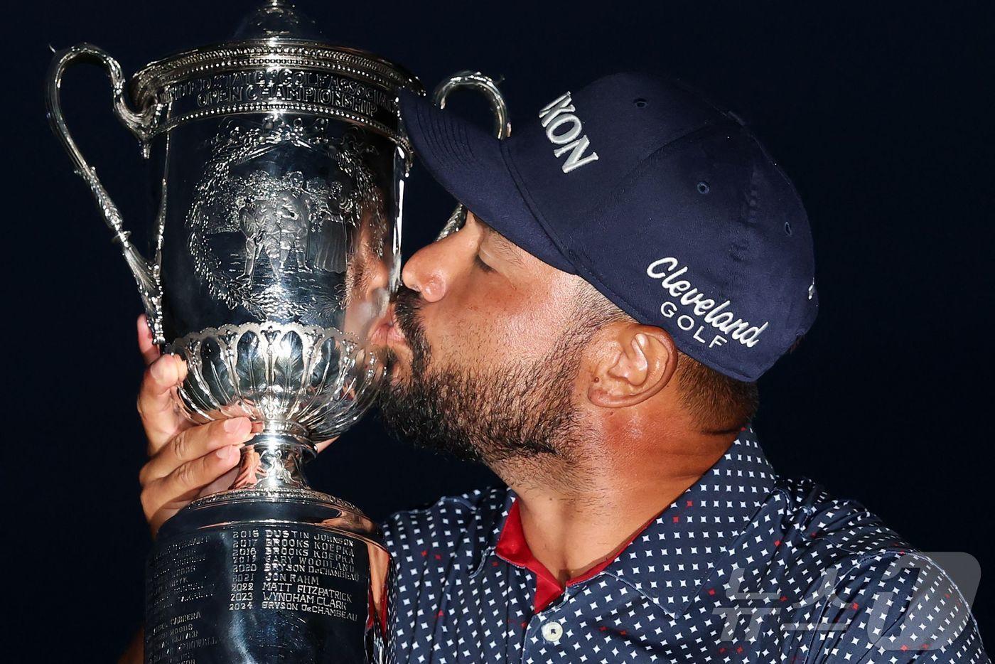 J.J. 스폰(미국)이 16일(한국시간) 열린 US 오픈에서 우승한 뒤 트로피에 입을 맞추고 있다. ⓒ AFP=뉴스1