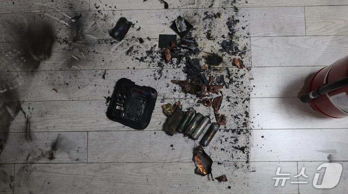 본문 이미지 - 16일 오전 1시6분쯤 대구 중구 남산동 한 아파트에서 리튬이온배터리가 폭발해 주민 2명이 다쳤다. 사진은 폭발한 배터리. &#40;대구소방본부 제공. 재판매 및 DB 금지&#41; 2025.6.16/뉴스1