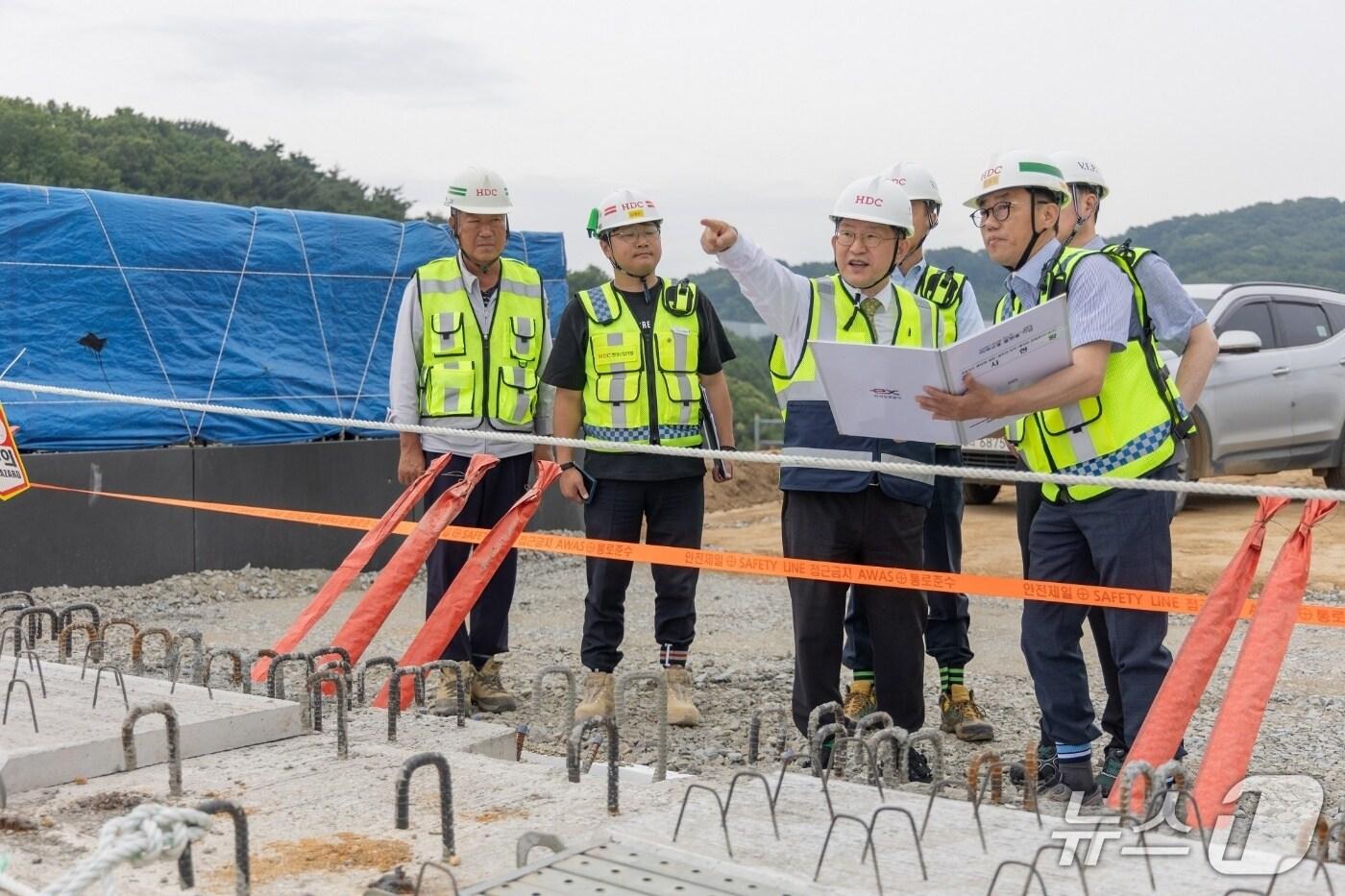 HDC현대산업개발은 13일 고속국도 제32호선 인주-염치 1공구 현장에서 정경구 대표이사 주재로 현장 안전보건 점검을 진행했다고 16일 밝혔다(HDC현대산업개발 제공)