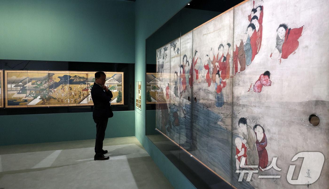 16일 서울 용산구 국립중앙박물관 상설전시관에서 열린 한일 국교 정상화 60주년 기념 특별전 '일본미술, 네 가지 시선' 언론공개회에서 참석자가 전시를 둘러보고 있다. 2025.6.16/뉴스1 ⓒ News1 박지혜 기자