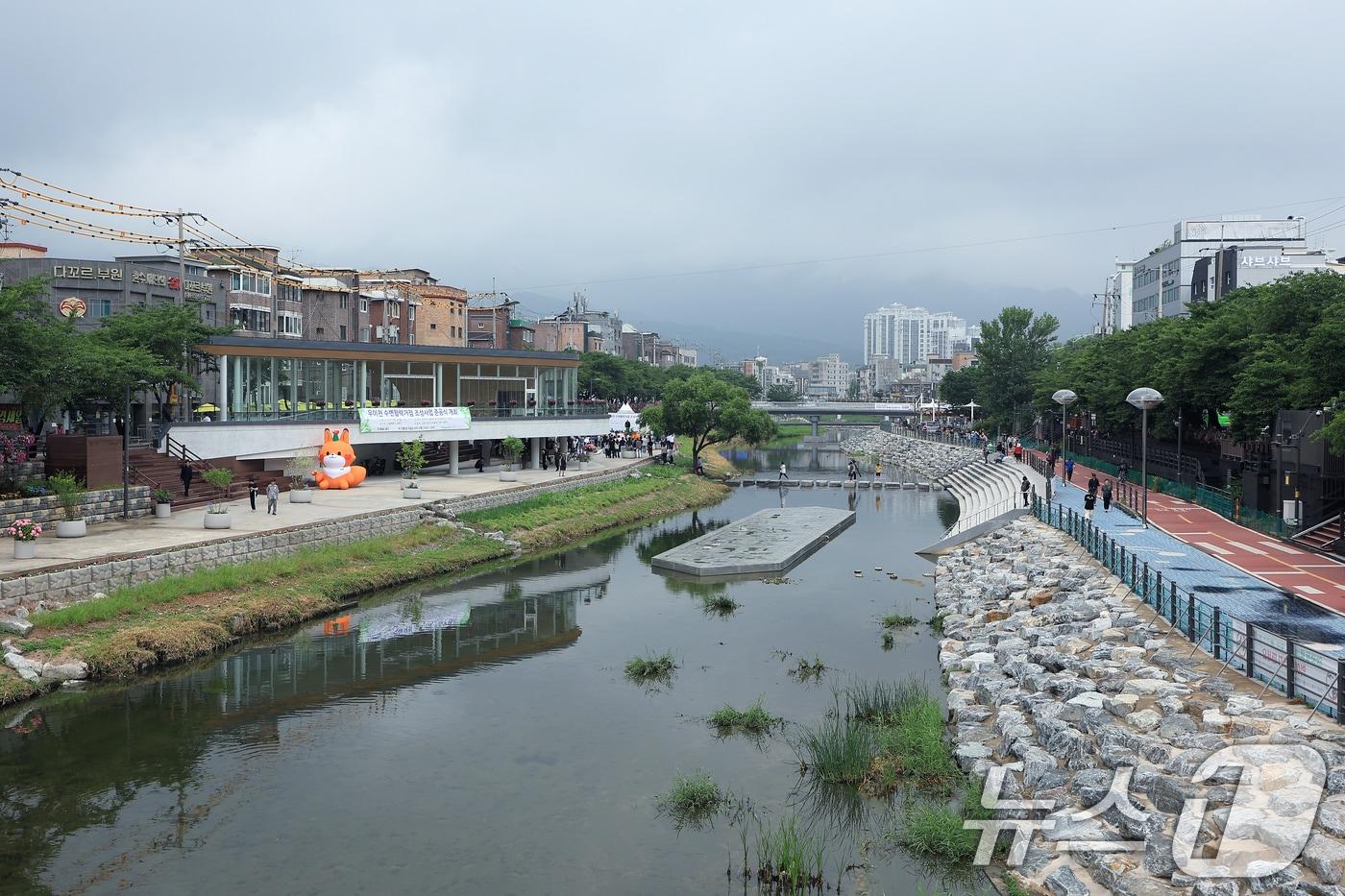 본문 이미지 - 서울 강북구 수유동 우이천에서 수변활력거점 조성사업 개장식이 진행되고 있다. 우이천 수변활력거점은 사계절 북한산을 한눈에 조망 할 수 있고 봄에는 벚꽃길이 이어지는 천혜의 입지를 활용해 지역주민은 물론 관광객들이 자연경관을 오롯이 느끼며 휴식과 여가를 즐길 수 있는 복합문화공간으로 조성됐다. 2025.6.16/뉴스1 ⓒ News1 박정호 기자