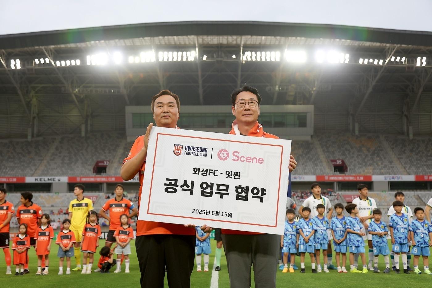 (좌)잇씬 황원섭 총괄PD, (우)정명근 화성시장 / 사진=비디오슈퍼마켓 제공