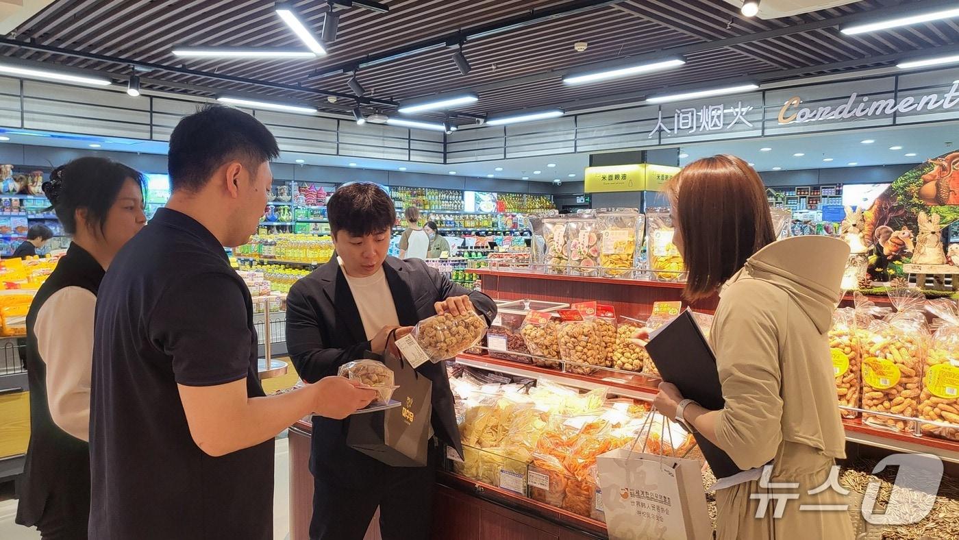 보은군과 업체 관계자들이 중국 내몽고 자치구  후룬베이얼시 한 백화점에서 시장 조사를 하고 있다. (보은군 제공. 재판매 및 DB금지) /뉴스1