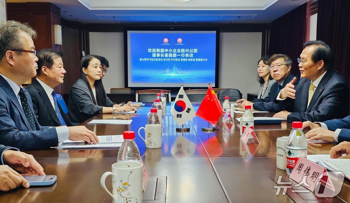 사진은 중국에서 열린 중진공-상하이시 경제단체연합회 업무협약식 모습 &#40;중진공 제공&#41;