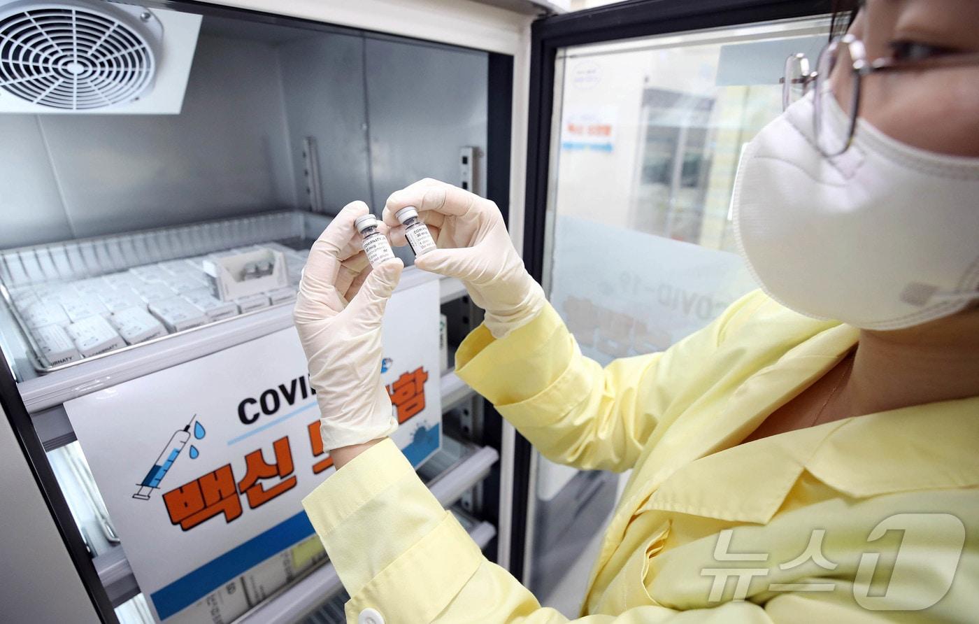 16일 광주 북구보건소 접종실에서 의료진이 신종 코로나바이러스 감염증&#40;코로나19&#41; 백신 수량을 확인하고 있다.&#40;광주 북구 제공. 재판매 및 DB 금지&#41; 2025.6.16/뉴스1 ⓒ News1 박지현 기자