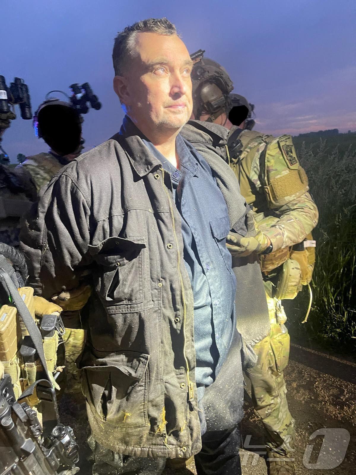 본문 이미지 - 미네소타 주의원 부부를 총격으로 사망케 한 용의자 밴스 볼터&#40;57&#41;가 15일&#40;현지시간&#41; 미상의 장소에서 구금되고 있다. 2025.6.15 ⓒ 로이터=뉴스1 ⓒ News1 김경민 기자