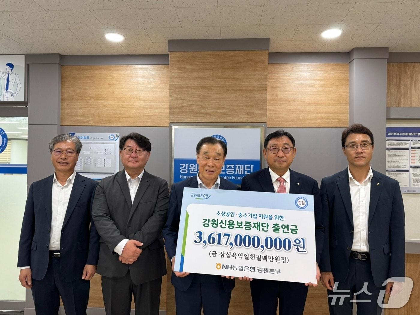 본문 이미지 - NH농협은행 강원본부는 16일 지속적인 경기침체와 고물가의 여파로 고통을 겪고 있는 강원지역 중소기업과 소상공인을 위해 강원신용보증재단에 36억1700만 원의 출연금을 전달했다.(농협 강원본부 제공. 재판매 및 DB금지)/뉴스1