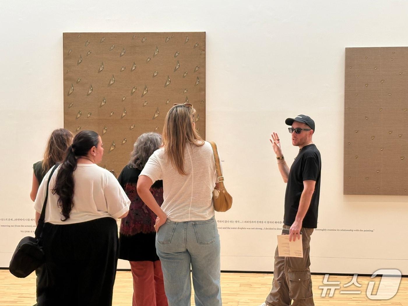 본문 이미지 - 김창열박물관을 방문한 해외 여행업계 바이어들.(제주관광공사, 재판매 및 DB 금지)