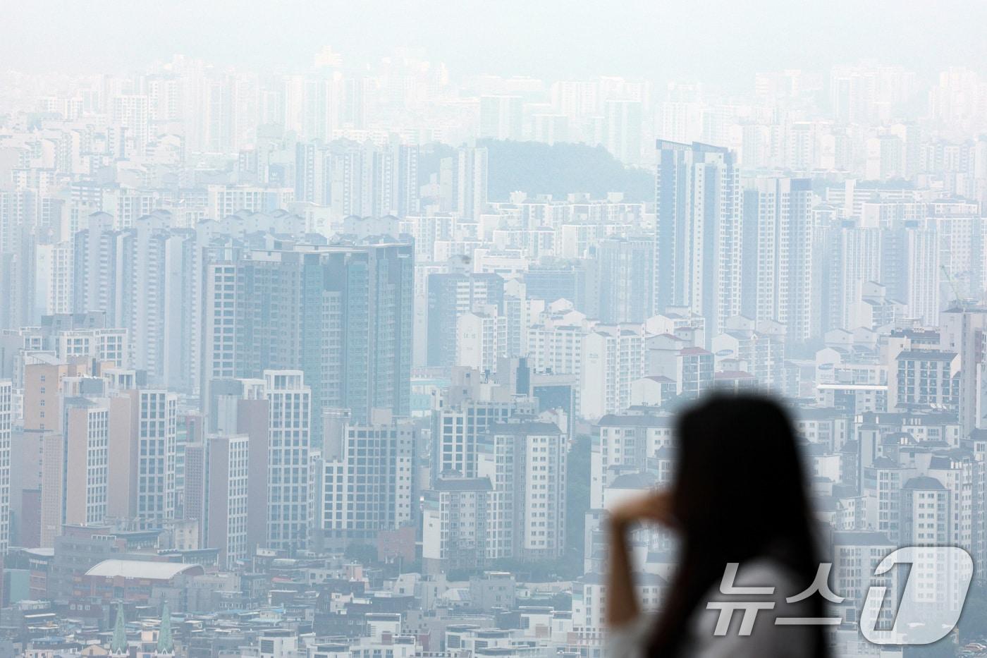 본문 이미지 - 사진은 이날 서울 남산에서 바라본 서울 아파트 단지의 모습. 2025.6.16 ⓒ 뉴스1 신웅수 기자
