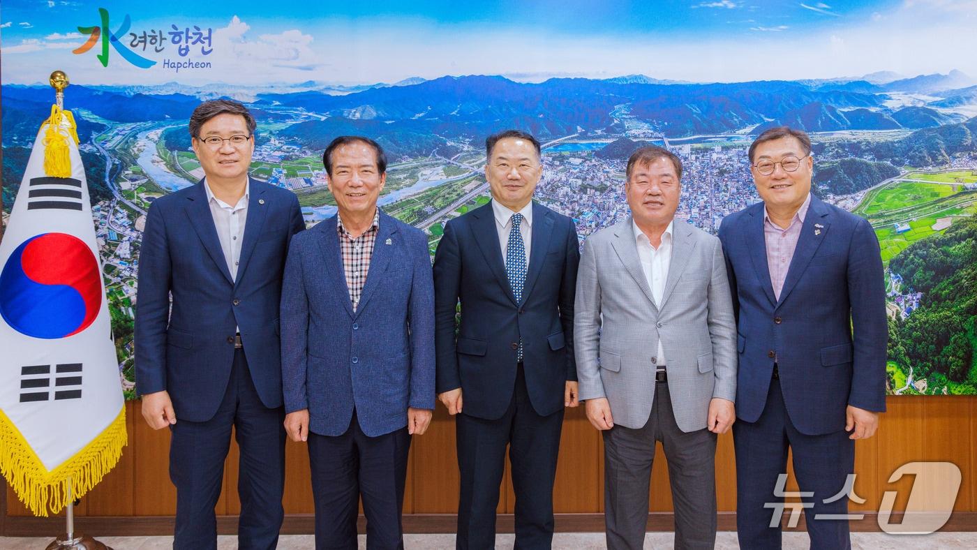 합천군수실에서 지난 15일 열린 제5차 경남서부 4개 군 행정협의회의(합천군 제공. 재판매 및 DB금지). 왼쪽부터 진병영·구인모 군수, 신성범 의원, 이승화·김윤철 군수.