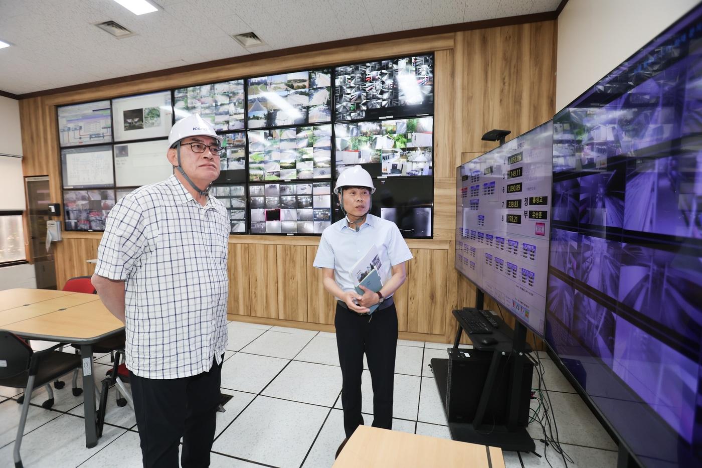 국민체육진흥공단 하형주 이사장(왼쪽)이 올림픽공원 전력과 냉난방 등을 통합 관리하는 중앙 공급실을 찾아 현장 안전 점검을 실시했다. (체육공단 제공)