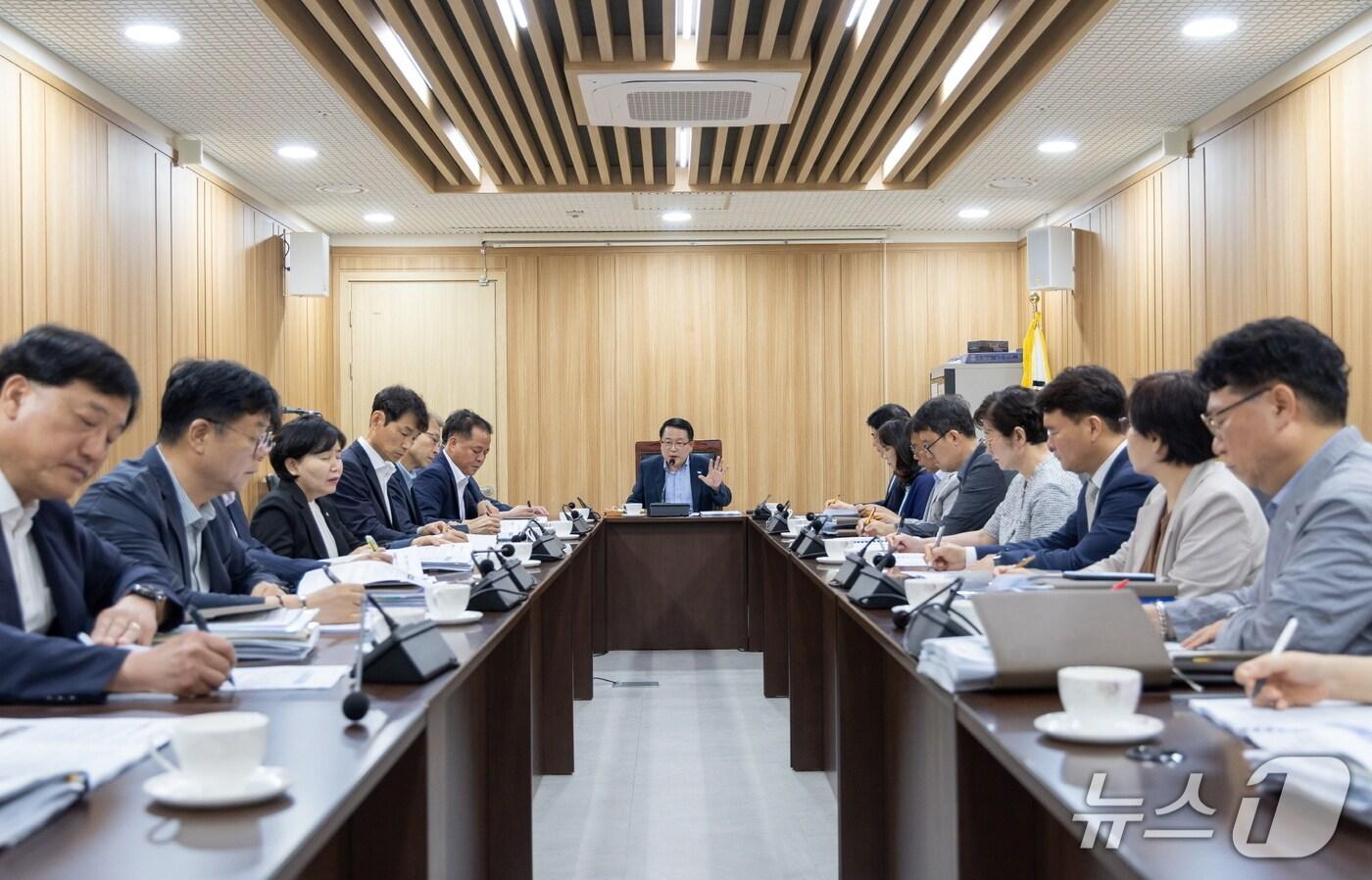 16일 전북 익산시가 정헌율 익산시장 등이 참석한 가운데 '2025년 집중 안전 점검 최종 보고회'를 개최했다.(익산시 제공. 재판매 및 DB금지)