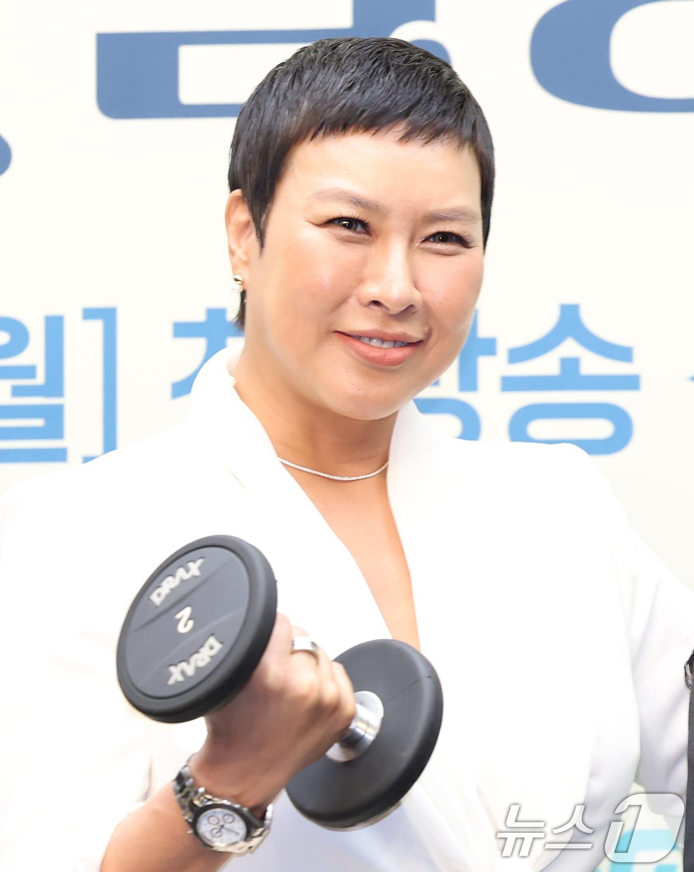 본문 이미지 - 배우 정영주가 16일 오전 서울 마포구 상암동 스탠포드호텔에서 열린 ENA 월화드라마 '살롱 드 홈즈' 제작발표회에 참석해 포즈를 취하고 있다. ‘살롱 드 홈즈’는 광선주공아파트를 배경으로 추리력 만렙, 전직 에이스 형사와 보험왕, 그리고 알바의 여왕까지 우리 단지 해결사로 뭉친 여성 4인방이 아파트 빌런을 응징하는 코믹 워맨스 활극이다. 2025.6.16/뉴스1 ⓒ News1 권현진 기자