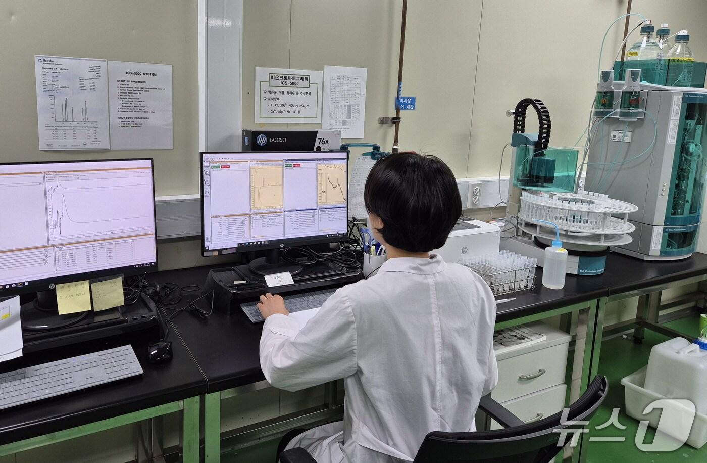 수질검사 모습.(전남도 제공. 재판매 및 DB금지) 2025.6.16/뉴스1