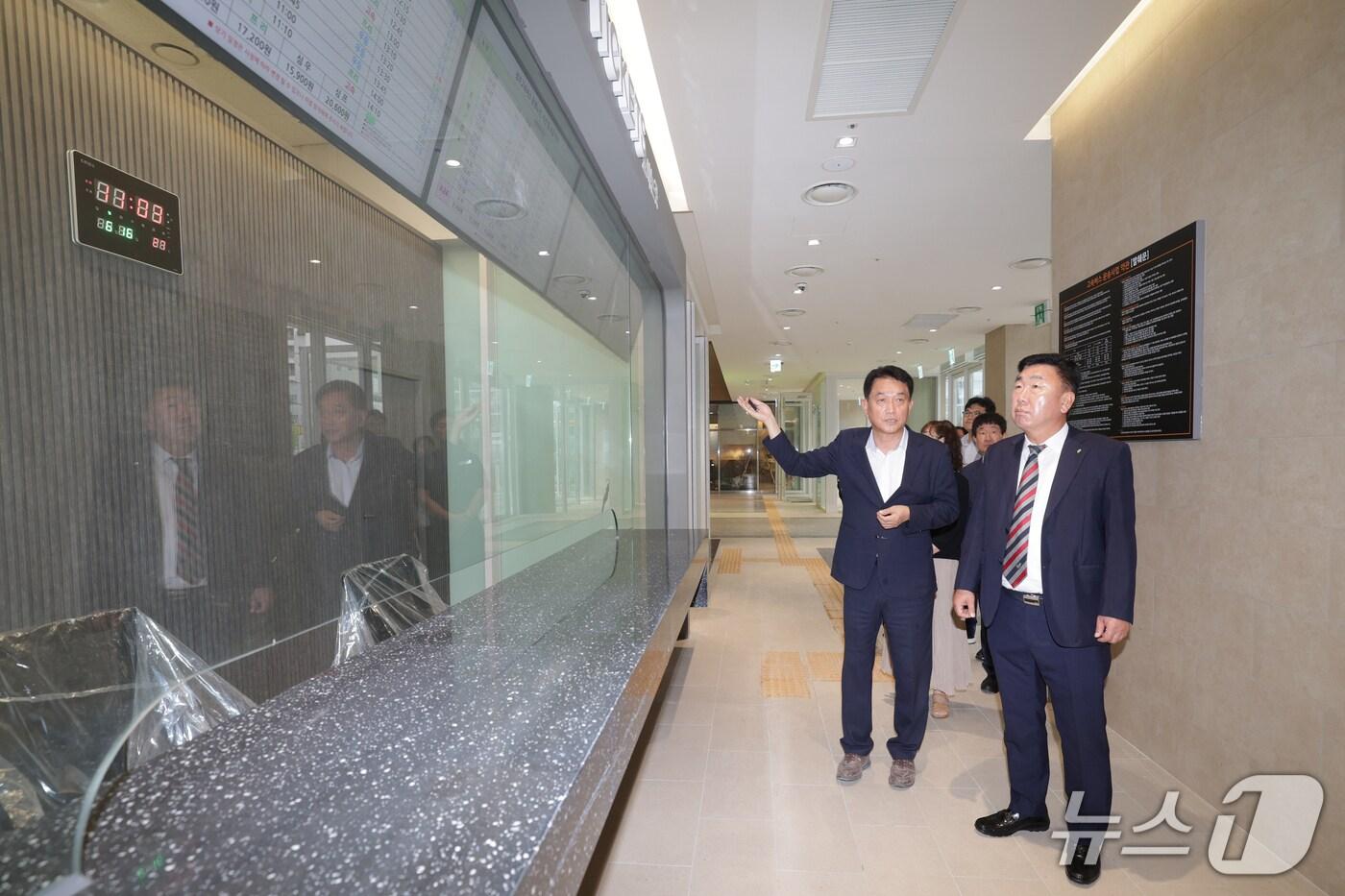 고속버스터미널 현장 점검하는 이범석 청주시장.(시 제공)/뉴스1