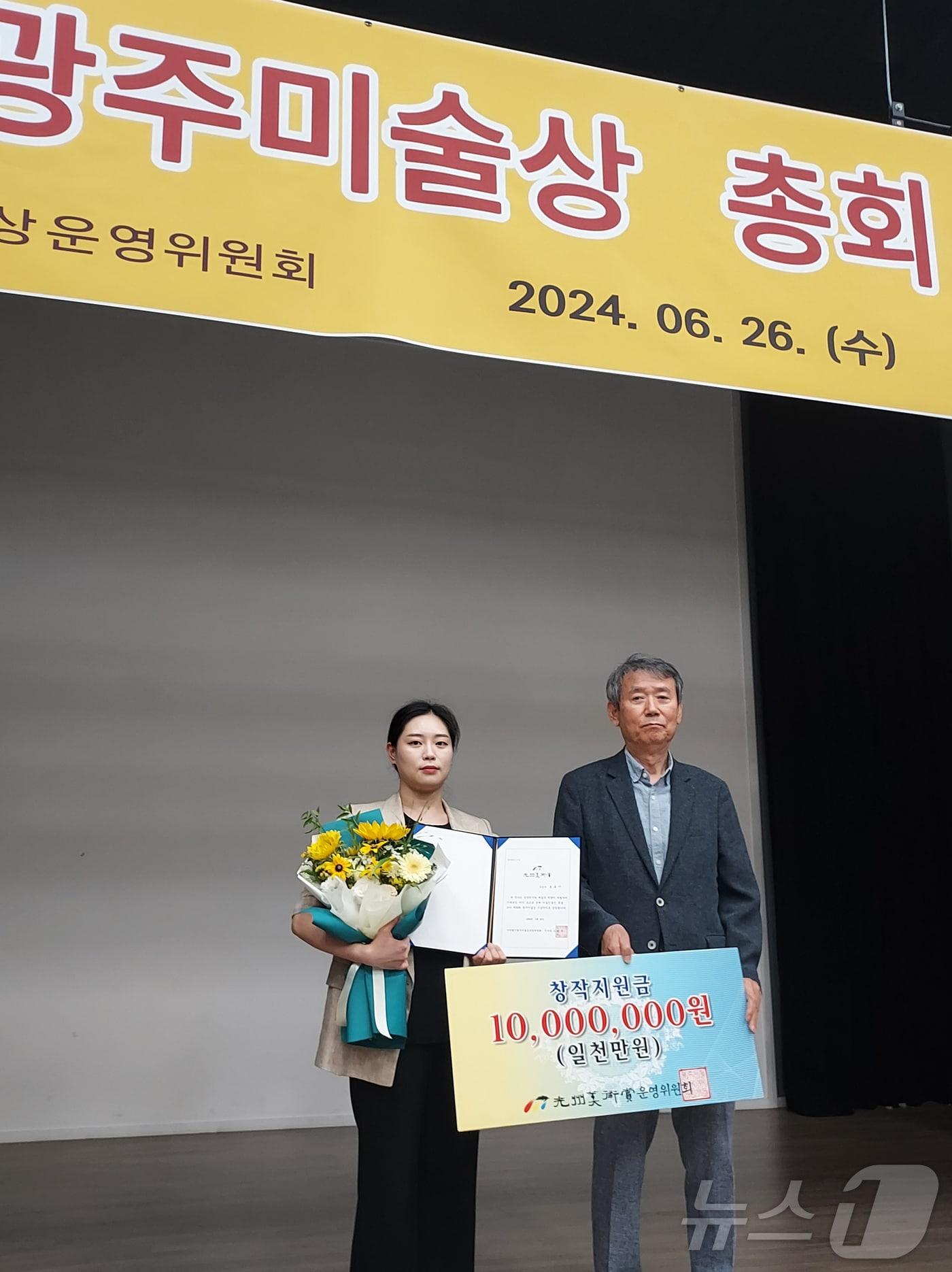 본문 이미지 - 제30회 광주미술상 수상작가 조유나(왼쪽) (광주미술상 운영위 제공. 재판매 및 DB금지) /뉴스1 