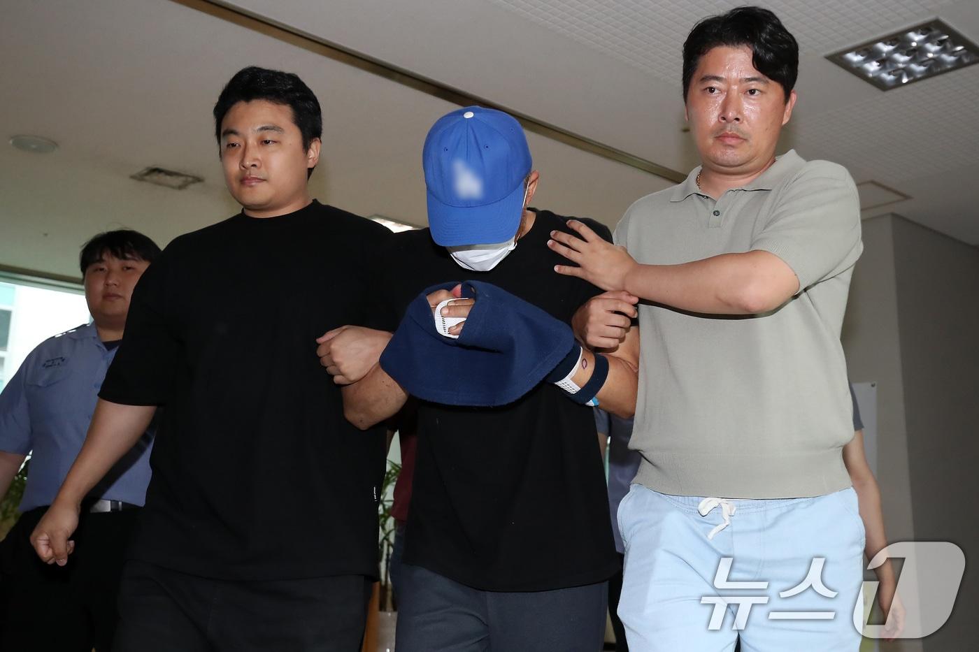 대구 달서구의 한 아파트에 침입해 스토킹하던 50대 여성을 흉기로 살해하고 도주한 혐의를 받는 피의자 A씨가 지난 6월 16일 오후 대구지방법원 서부지원에 출석해 구속 전 피의자 심문&#40;영장실질심사&#41;을 마친 뒤 법원을 떠나고 있다. 2025.6.16/뉴스1 ⓒ News1 공정식 기자