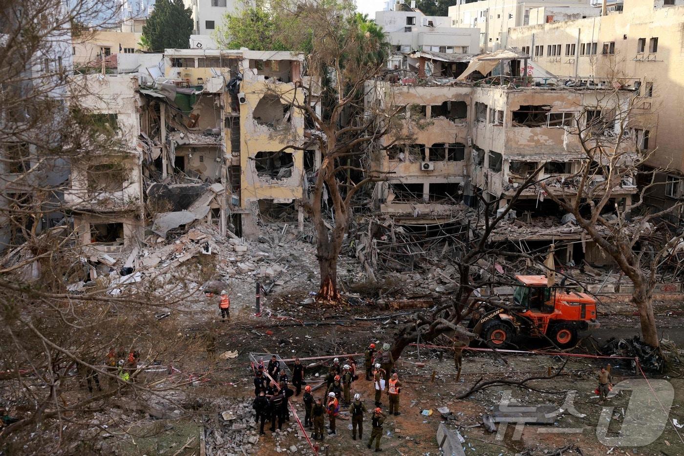 16일&#40;현지시간&#41; 이란의 미사일 공격을 받은 이스라엘 텔아비브의 건물들. 2025.06.16. ⓒ AFP=뉴스1 ⓒ News1 권영미 기자