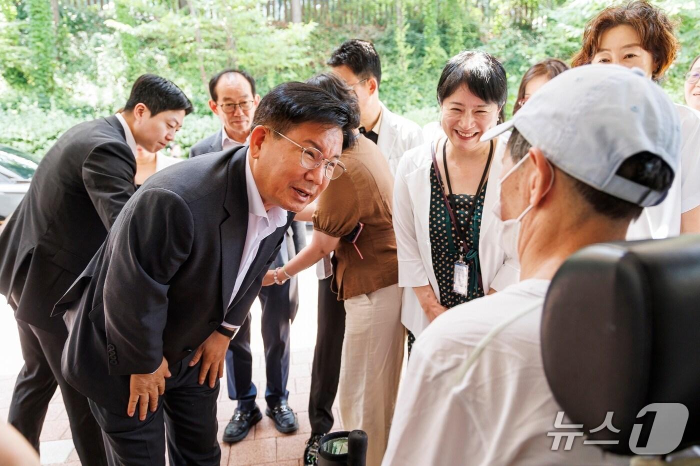 박강수 마포구청장이 휠체어를 탄 어르신의 안부를 살피고 있다.(마포구청 제공)