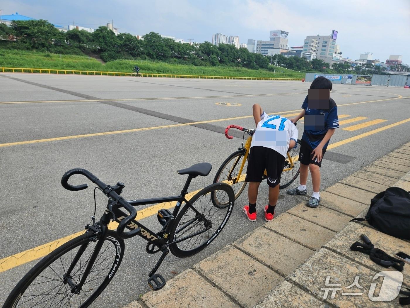 본문 이미지 - 지난 16일 충북 청주시 무심천 체육공원에서 초등학생들이 픽시 자전거를 타고있다.2025.6.16/뉴스1 이재규 기자 