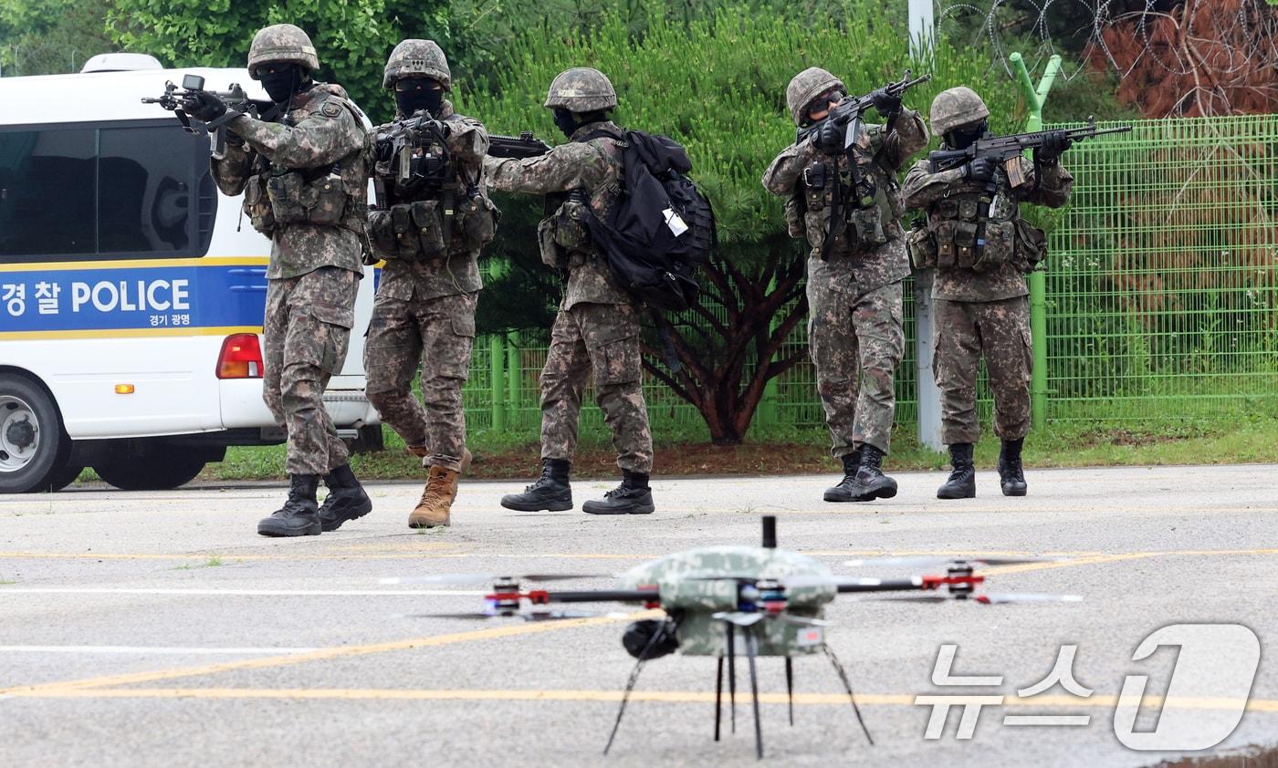 지난 6월 경기도 광명시 노온정수장에서 열린 대테러대응훈련&#40;화랑훈련&#41; 연계 국가중요시설 방호훈련에서 육군 제51보병사단 승리대대 장병들이 드론 공격을 제압하는 훈련을 하고 있다. 2025.6.16/뉴스1 ⓒ News1 김명섭 기자