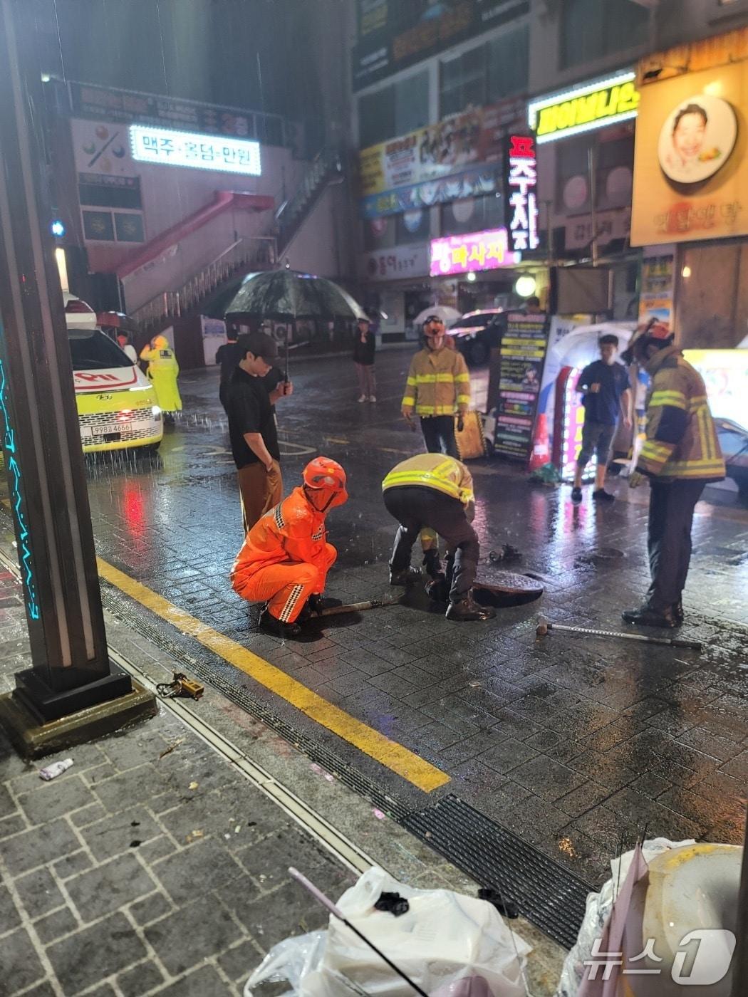 본문 이미지 - 14일 오전 2시 33분쯤 부산 연제구 연산동에 닫혀있지 않던 맨홀 구멍에 대해 소방이 안전조치를 취하고 있다.(부산소방재난본부 제공. 재판매 및 DB 금지)
