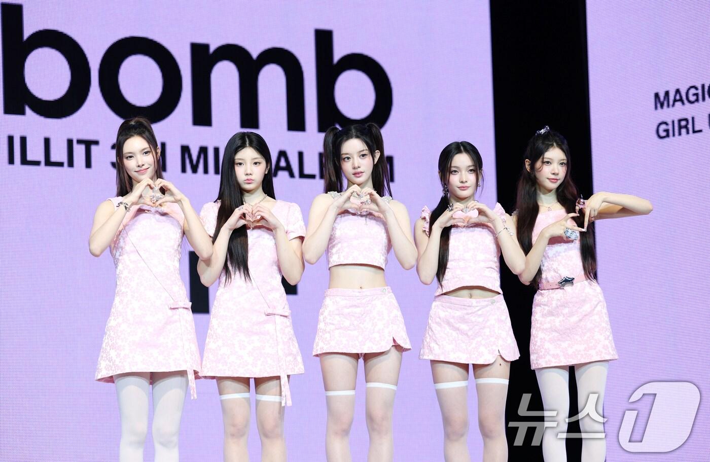 그룹 아일릿의 윤아(왼쪽부터)와 민주, 모카, 원희, 이로하가 16일 오후 서울 광진구 광장동 예스24 라이브홀에서 가진 세 번째 미니앨범 'bomb' 발매 기념 쇼케이스에 참석해 포즈를 취하고 있다. 2025.6.16/뉴스1 ⓒ News1 권현진 기자