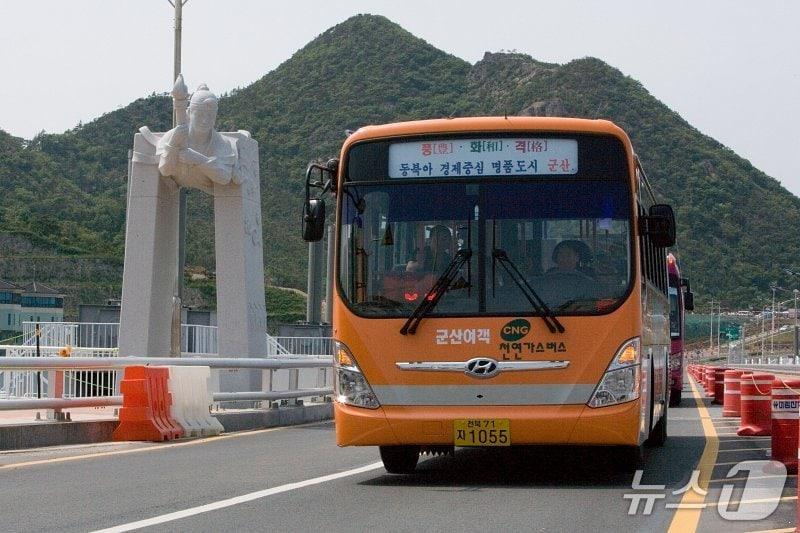본문 이미지 - 군산시 천연가스 버스.&#40;군산시 제공. 재판매 및 DB금지&#41;