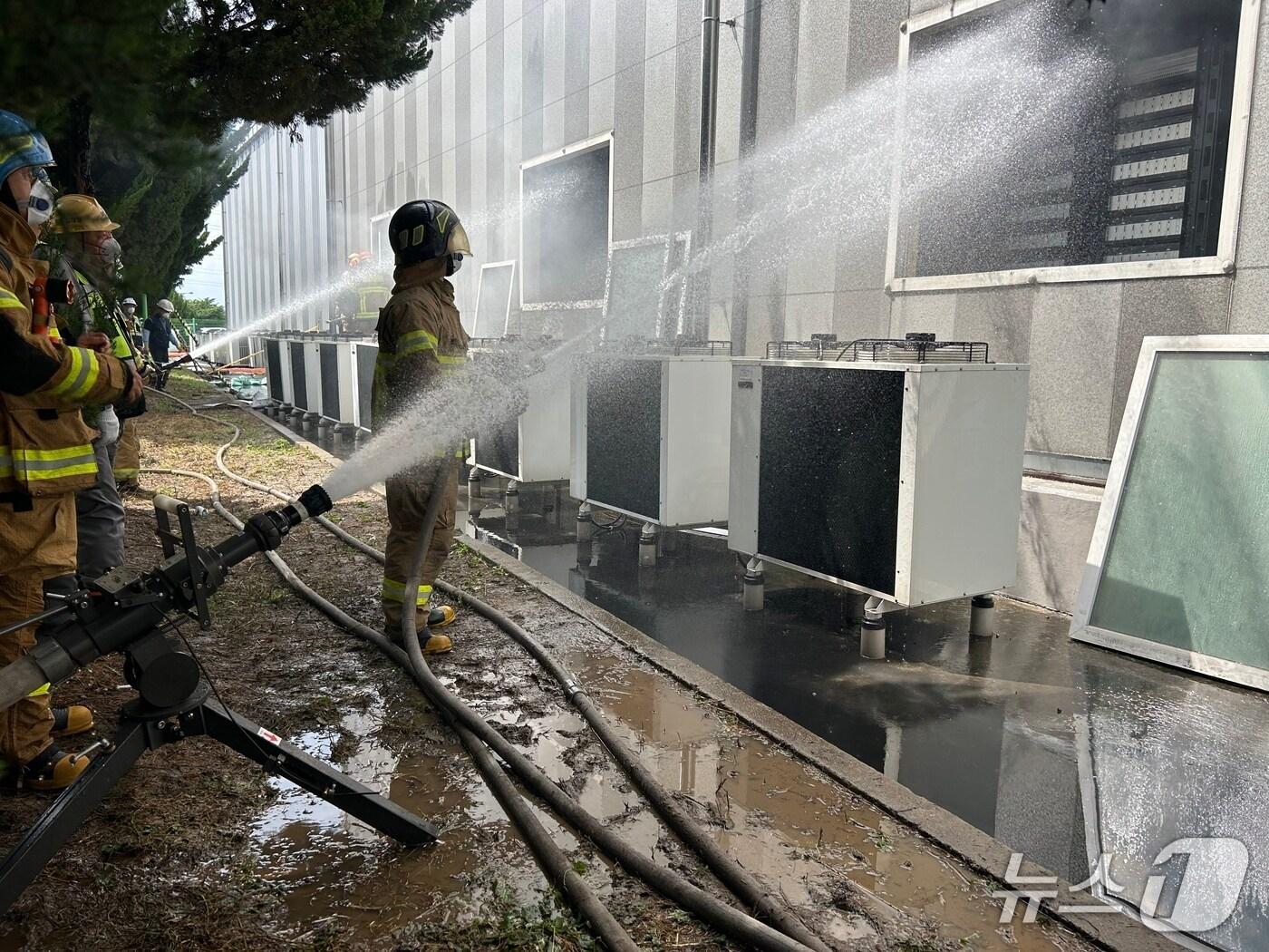 본문 이미지 - 16일 오전 8시30분쯤 경북 포항시 남구 대송면 동국제강 에너지 저장시설&#40;ESS 센터&#41;에서 불이 나 소방 당국 진화하고 있다.&#40;경북소방본부 제공. 재판매 및 DB 금지&#41;2025.6.16/뉴스1