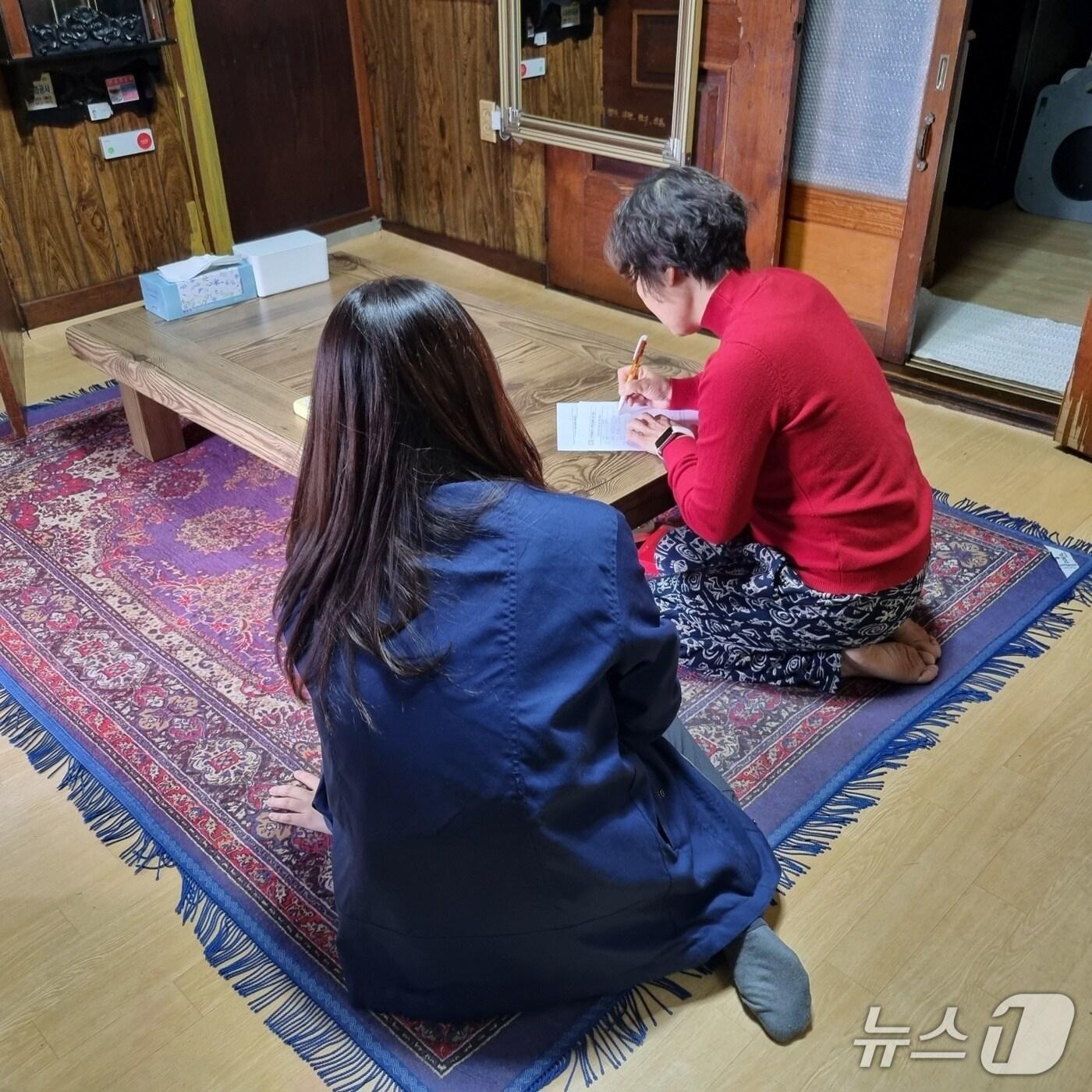 본문 이미지 -  곡성군 관계자들이 고독사 예방을 위한 1인가구 실태조사를 추진하고 있다(곡성군 제공)