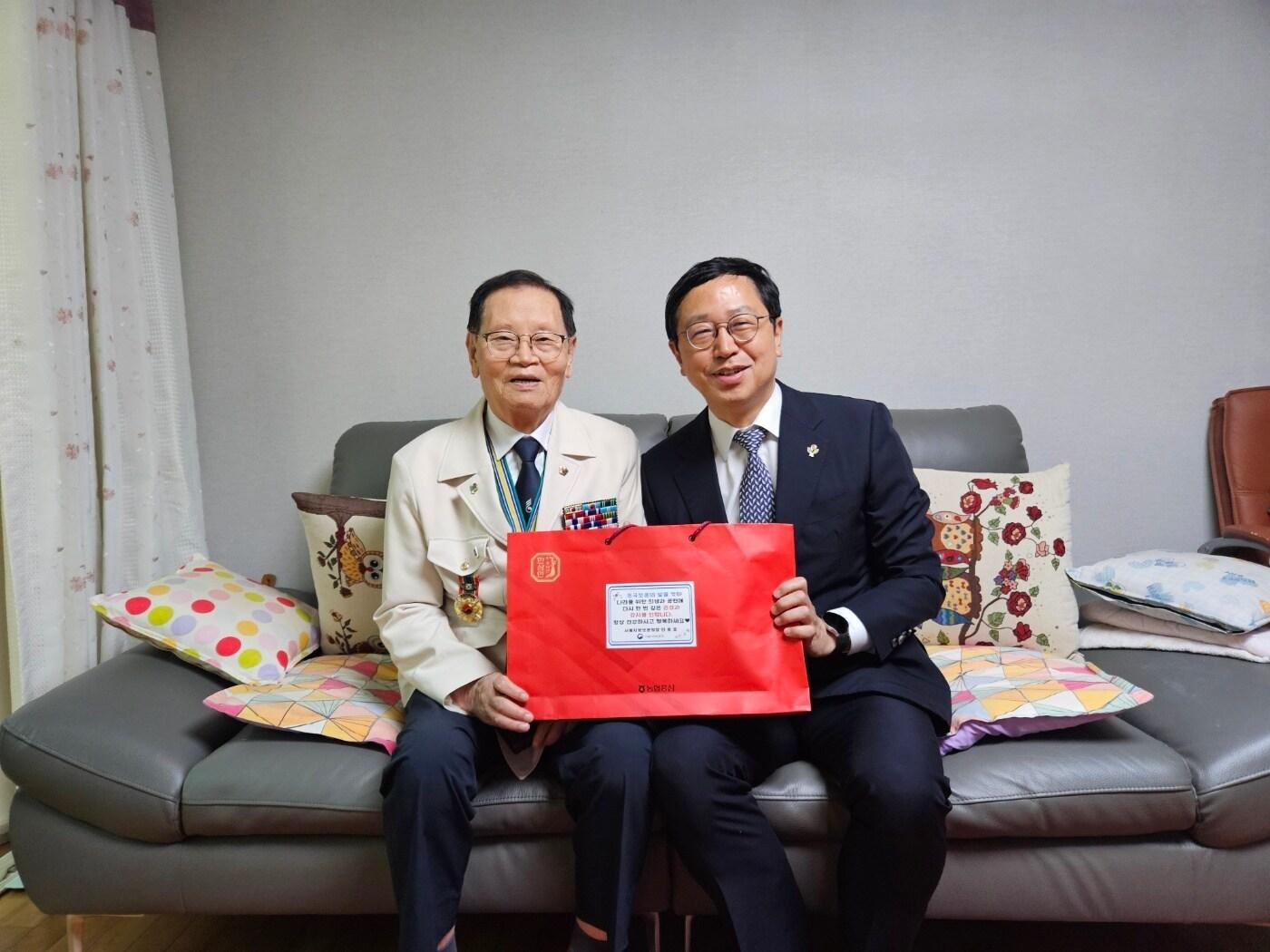 본문 이미지 - 전종호 서울지방보훈청장이 호국보훈의 달을 맞아 참전유공자 자택을 방문해 위문하고 있다.(서울지방보훈청 제공)