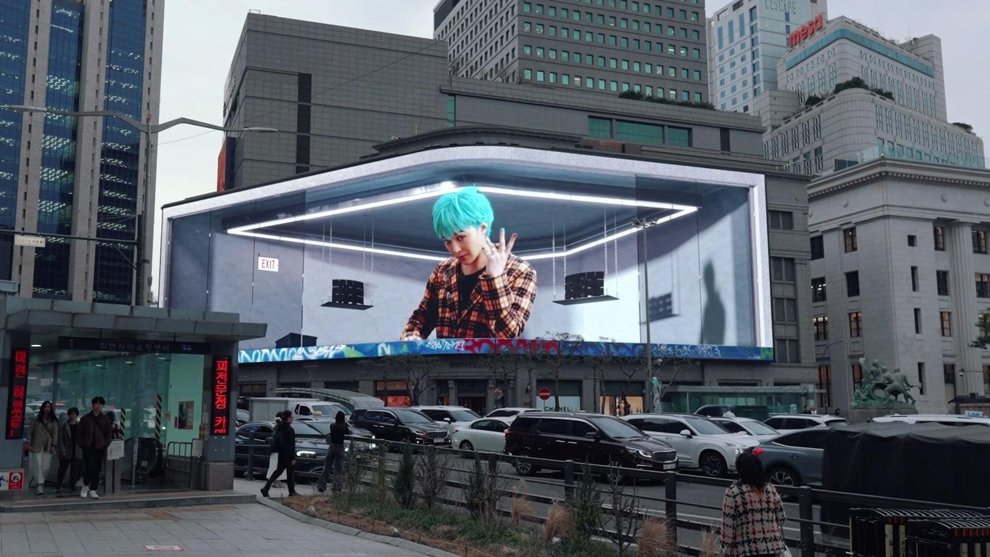 신세계스퀘어는 지드래곤과 협업한 시보 영상을 선보이며 명동을 찾은 관광객들과 글로벌 팬들에게 색다른 즐거움을 선물하고 있다.(신세계백화점제공)