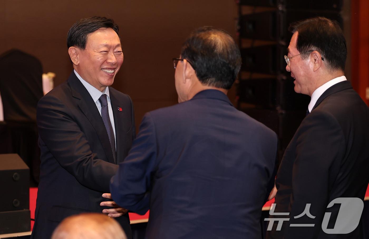 신동빈 롯데그룹 회장이 서울 중구 롯데호텔에서 열린 한일 국교정상화 60주년 기념 리셉션에서 주호영 국회부의장 겸 한일의원동맹 회장과 인사하고 있다. 2025.6.16/뉴스1 ⓒ News1 김성진 기자