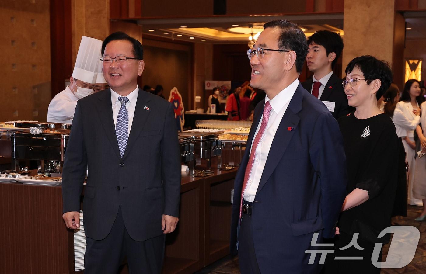 본문 이미지 - 2025년 6월 16일 주호영 국회부의장 겸 한일의원동맹 회장(오른쪽)과 김부겸 전 국무총리가 서울 중구 롯데호텔에서 열린 한일 국교정상화 60주년 기념 리셉션에서 대화하고 있다. 2025.6.16 ⓒ 뉴스1 김성진 기자