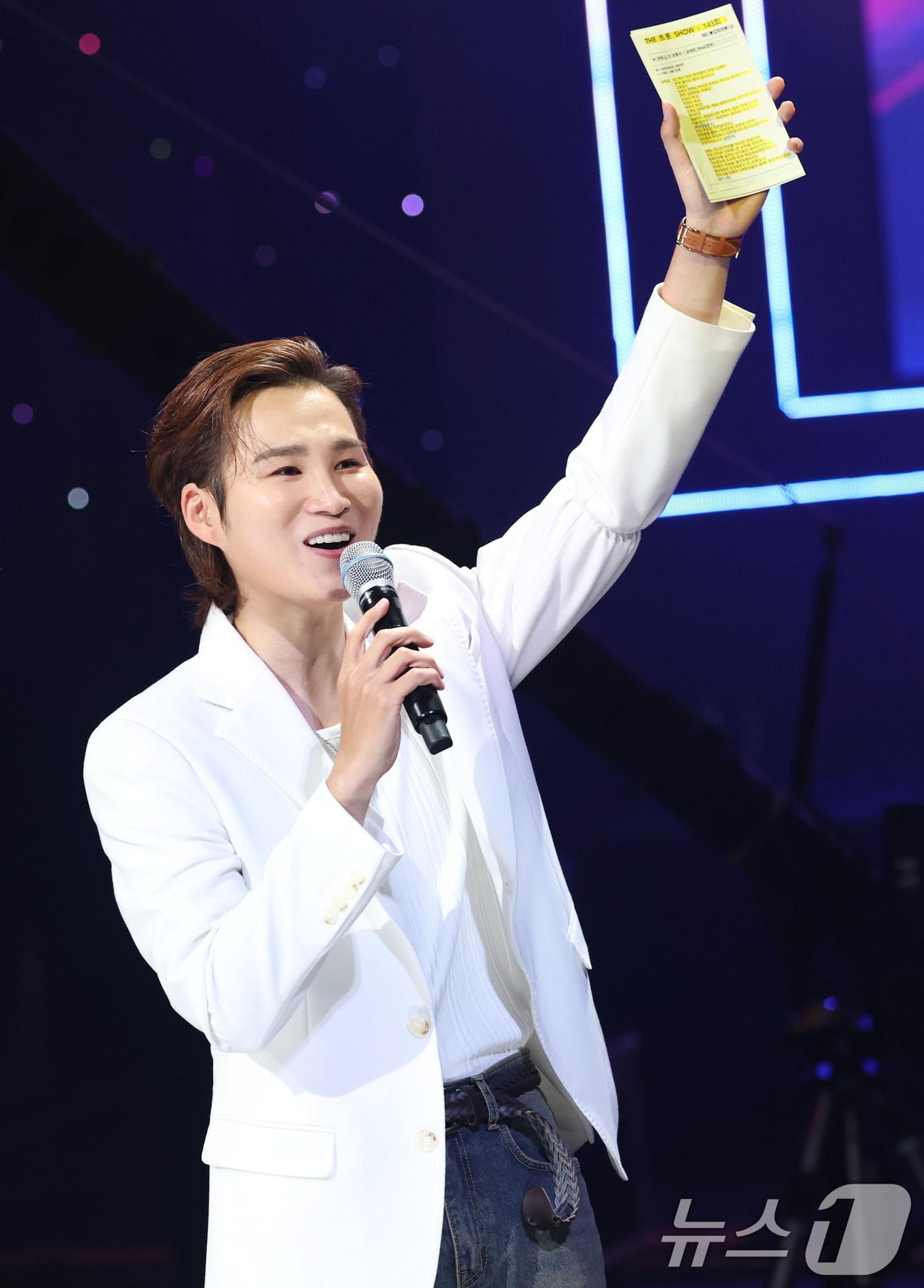 본문 이미지 - MC 김희재가 16일 오후 서울 마포구 상암동 SBS 프리즘타워에서 열린 SBS Life &#39;더 트롯쇼&#39;에 출연해 인사를 하고 있다. 2025.6.16/뉴스1 ⓒ News1 권현진 기자