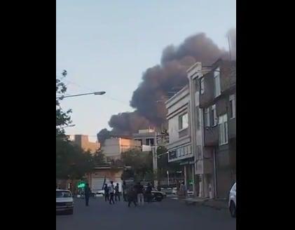 본문 이미지 - 16일(현지시간) 이란 마슈하드가 공습받은 장면(Alex Kennedy X갈무리) 