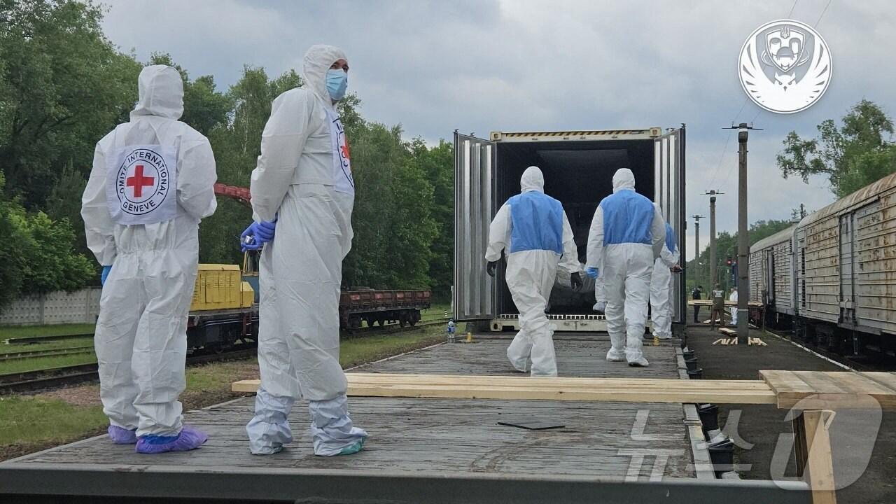 본문 이미지 - 13일(현지시간) 우크라이나 특수팀원들이 러시아로부터의 자국 군인 시신 송환에 참여하고 있다. 2025.06.13.ⓒ AFP=뉴스1