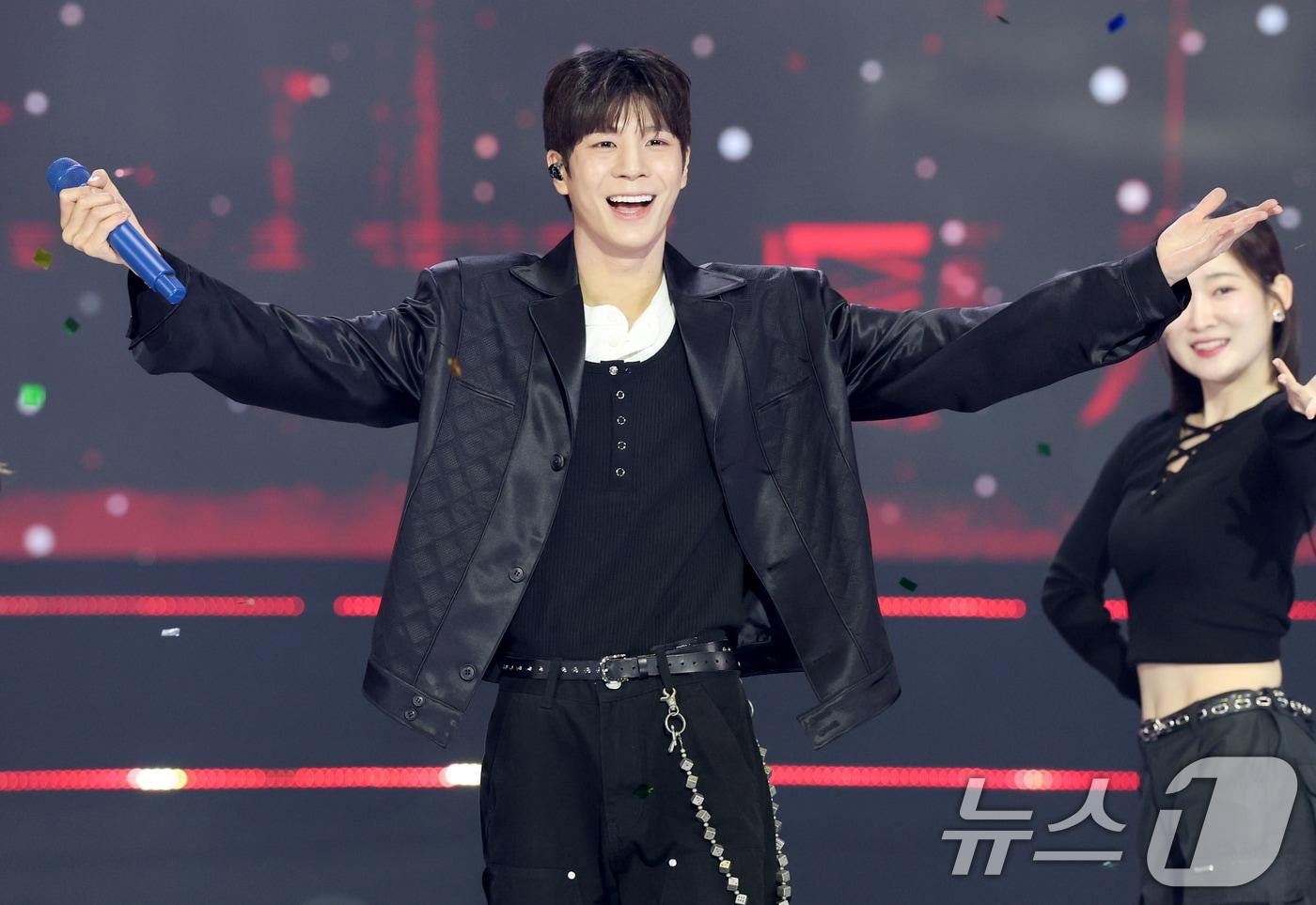 본문 이미지 - 가수 정동원이 16일 오후 서울 마포구 상암동 SBS 프리즘타워에서 열린 SBS Life '더 트롯쇼'에 출연해 화려한 무대를 선보이고 있다. 2025.6.16/뉴스1 ⓒ News1 권현진 기자