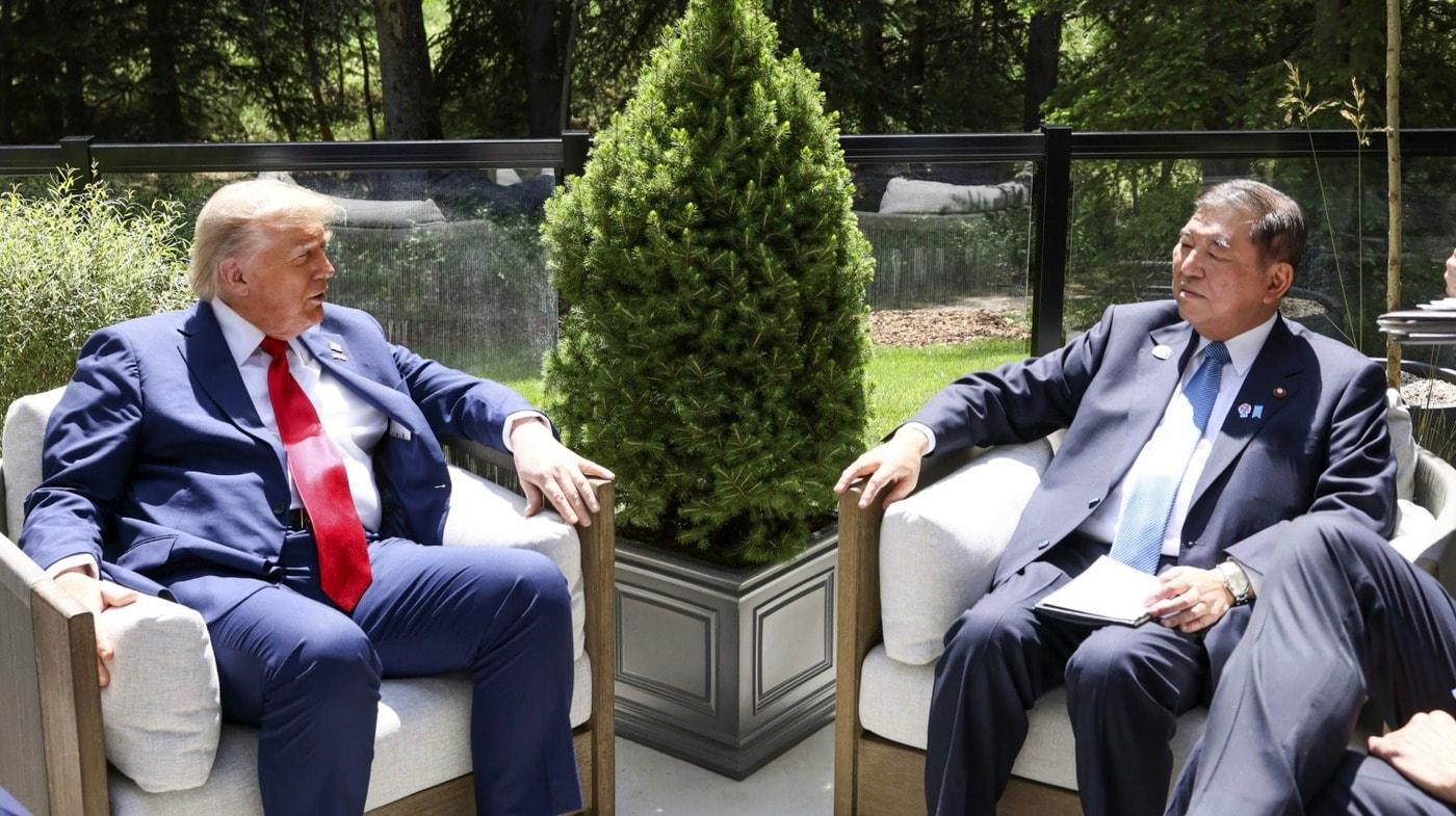 도널드 트럼프 미국 대통령과 이시바 시게루 일본 총리가 16일(현지시간) 캐나다 앨버타주 캐내내스키스에서 열린 주요 7개국(G7) 정상회의를 계기로 회담을 갖고 있다. <출처=교도통신>