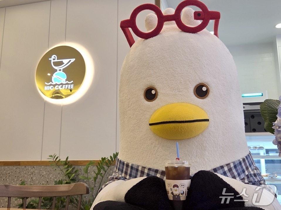 본문 이미지 - 하이오 커피를 들고 있는 부산시가 공식 캐릭터 '부기'(부산시청 제공. 재판매 및 DB 금지)