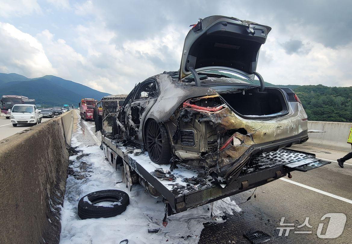 본문 이미지 - 16일 오후 1시12분쯤 문경시 마성면 중부내륙고속도로 창원 방향 179.5㎞ 지점에서 달리던 세이프티 로더에서 불이 났다.(경북소방본부 제공, 재판매 및 DB 금지)