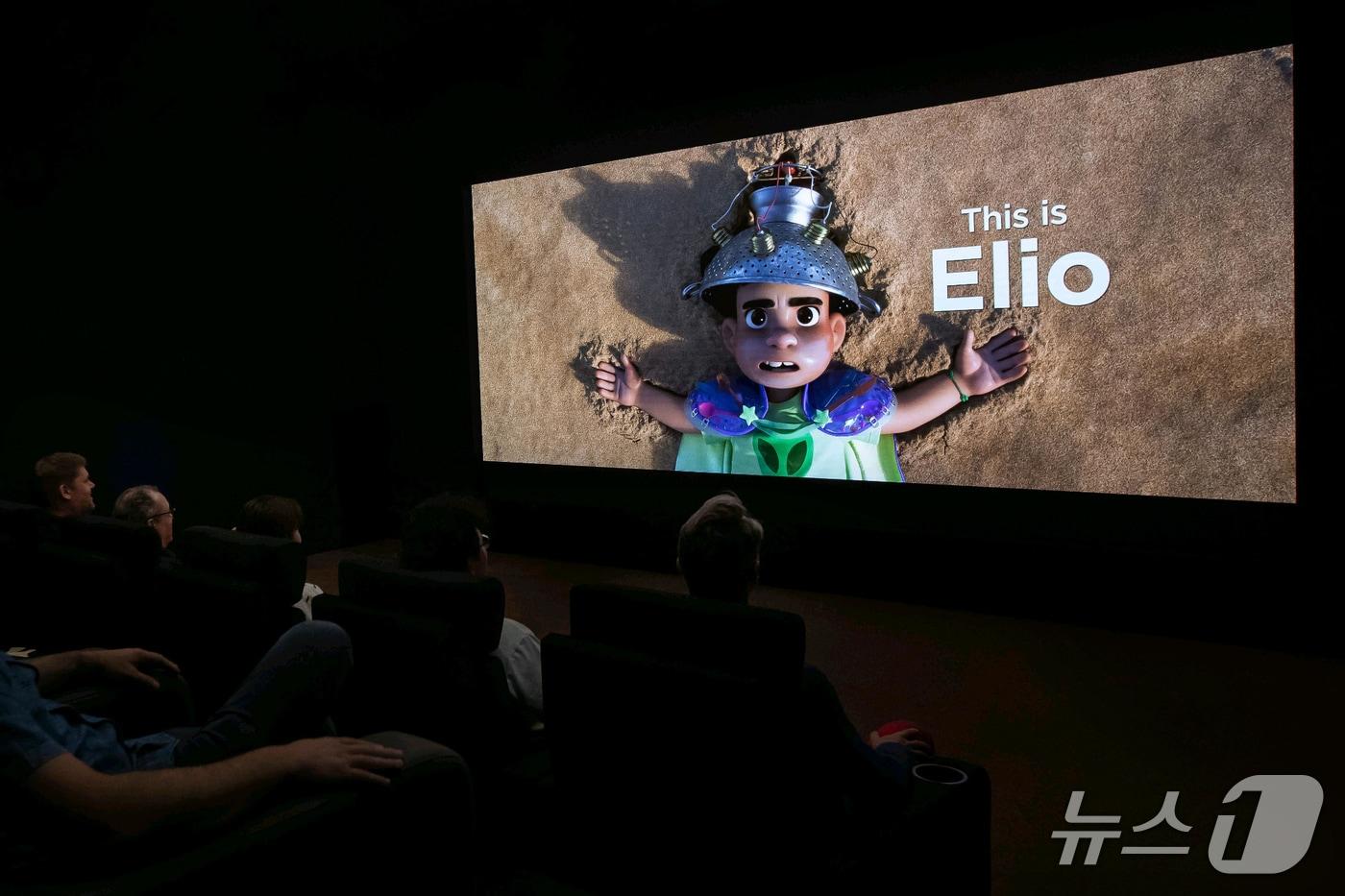 삼성전자가 시네마 LED 스크린 '오닉스' 신제품을 선보였다. 오닉스를 통해 디즈니·픽사의 신작 영화 '엘리오(Elio)'를 상영하는 장면.(삼성전자 제공)
