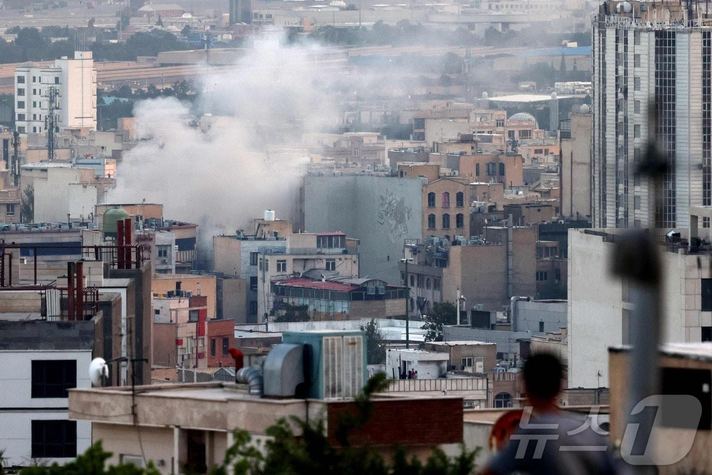 이란과 이스라엘 간 교전이 계속되는 가운데 16일&#40;현지시간&#41; 이란 테헤란 남동쪽에서 이스라엘의 공습으로 연기가 피어오른다. 25.06.16 ⓒ AFP=뉴스1 ⓒ News1 김예슬 기자