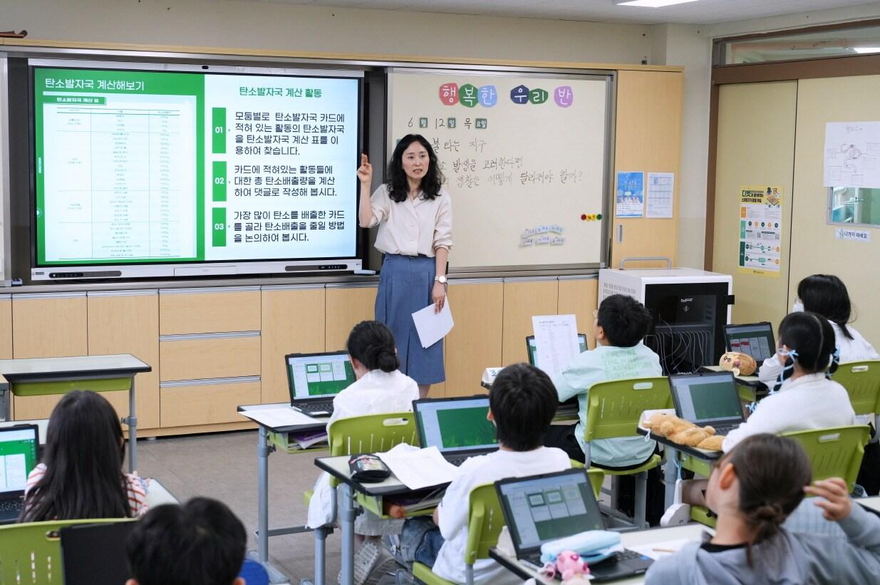 본문 이미지 - <em>지난 12일 진행된 ‘WWF-P&G 탄소중립 및 전과정 평가 교육’에서 담당 선생님이 학생들에게 ‘전과정 평가’를 교육하고 있다.</em> (한국P&G제공)