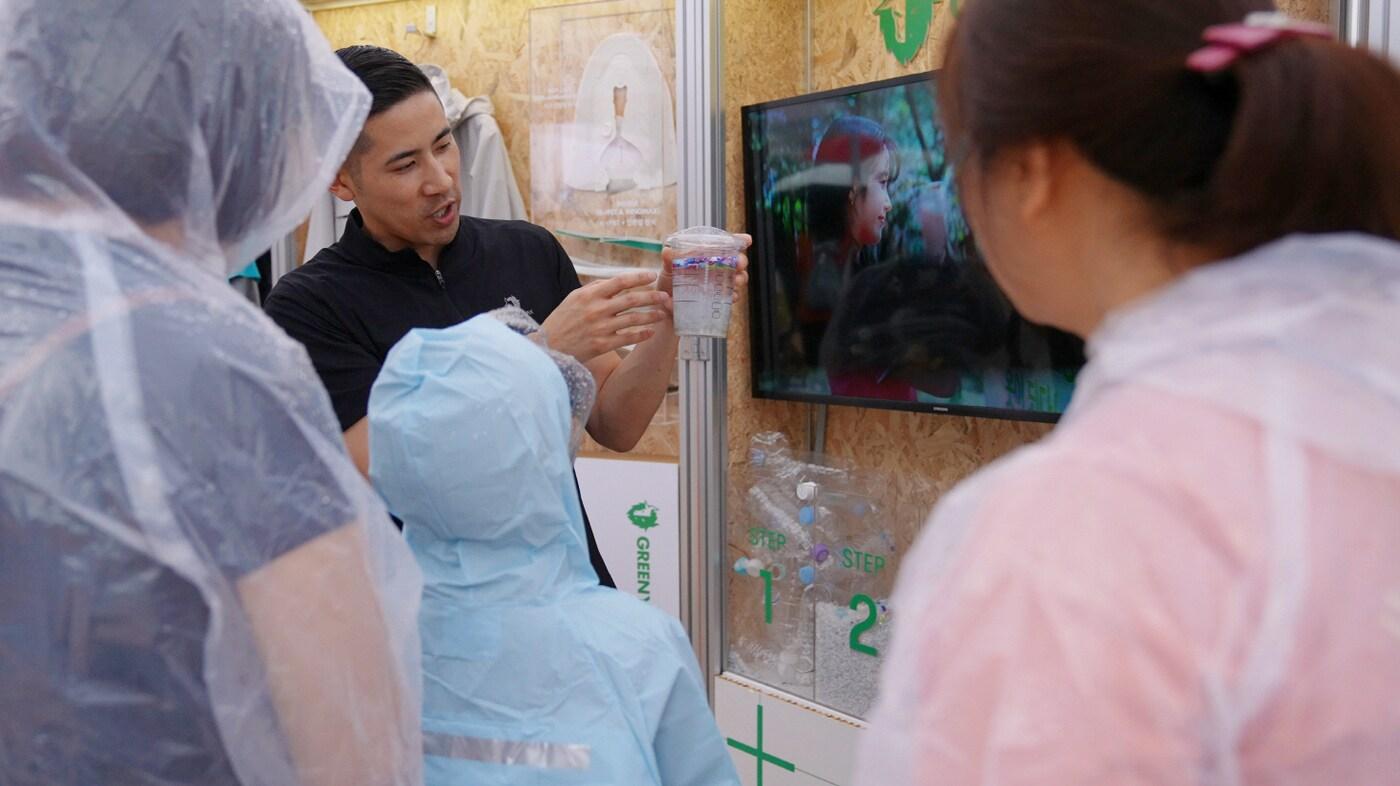 BYN블랙야크그룹은 지난 13일 한화이글스 홈구장인 대전 한화생명 볼파크에서 자사의 페트병 자원순환 시스템을 소개했다.(블랙야크제공)