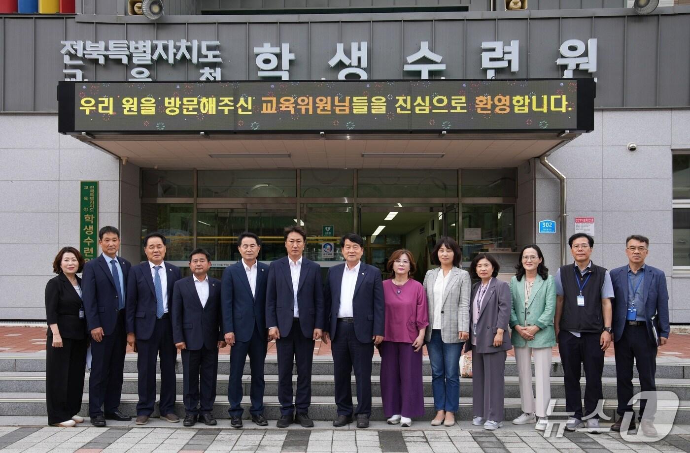 전북도의회 교육위원회가 전북도교육청 소속 직속기관인 학생수련원을 방문해 집라인 등 안전시설을 점검했다.&#40;의회제공. 재판매 및 DB금지&#41;2025.6.17/뉴스1