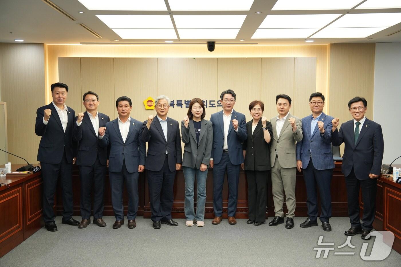 ‘전북 균형발전 특별위원회’가 제1차 회의를 개최하고 위원장에 서난이 의원(전주9), 부위원장에 정종복 의원(전주3)을 선출했다.(전북도의회제공. 재판매 및 DB금지)2025.6.17/뉴스1