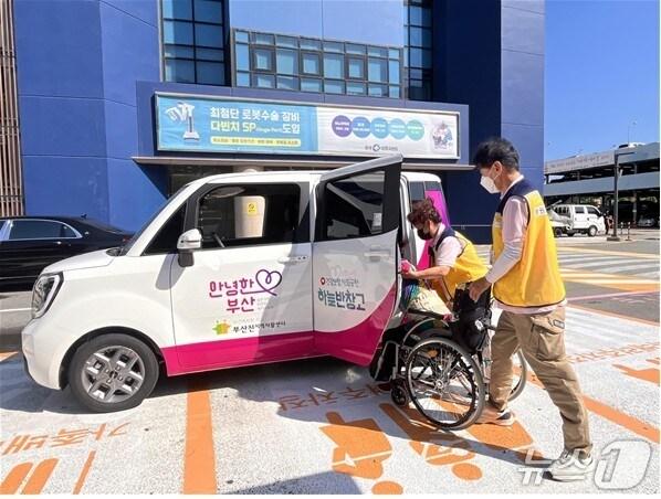 본문 이미지 - 시민이 병원안심동행 서비스 차량을 이용하고 있다.&#40;부산시청 제공. 재판매 및 DB 금지&#41;